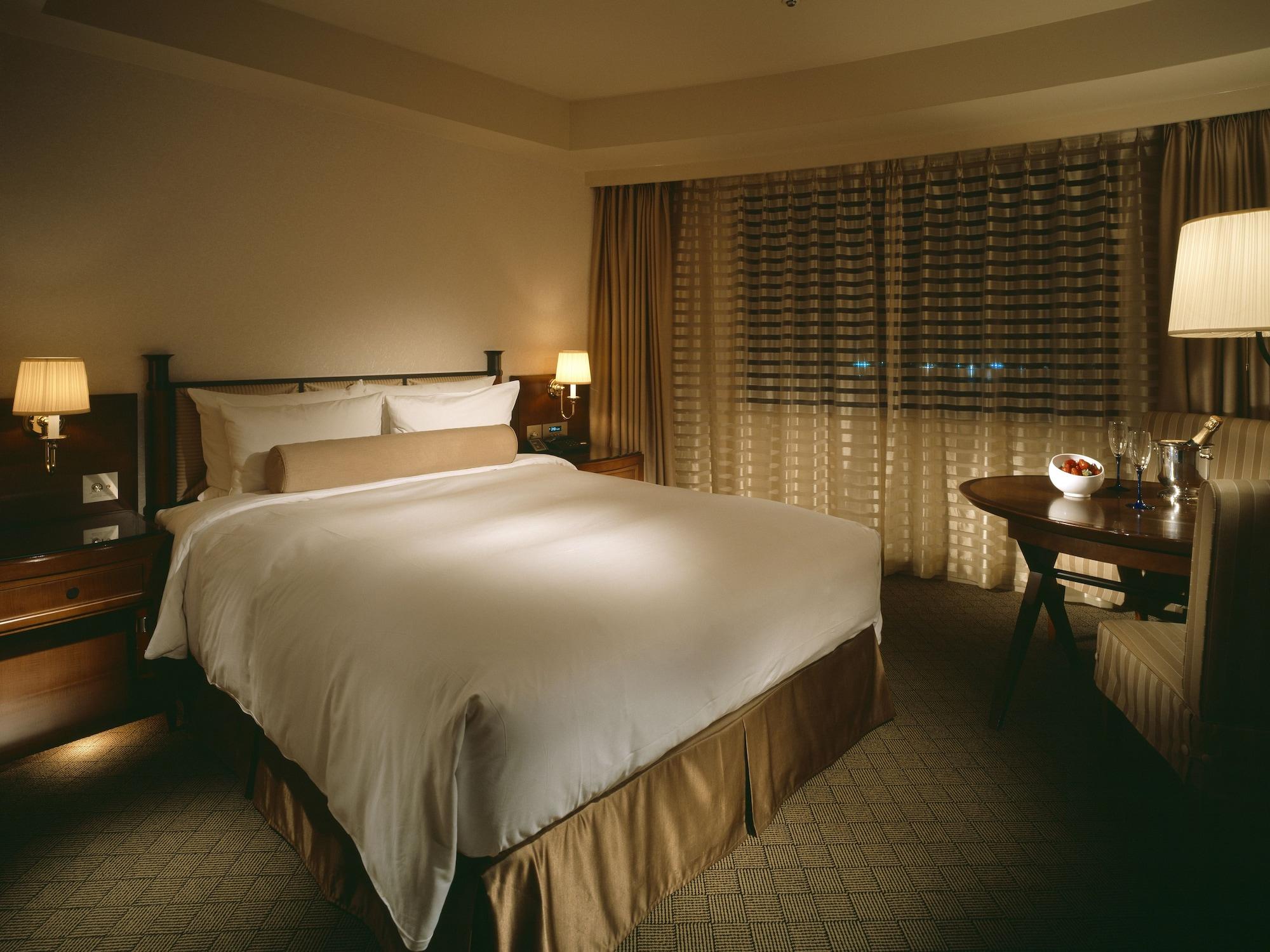 Miyako Hotel Gifu Nagaragawa Buitenkant foto A bedroom at the Mandarin Oriental, Hong Kong