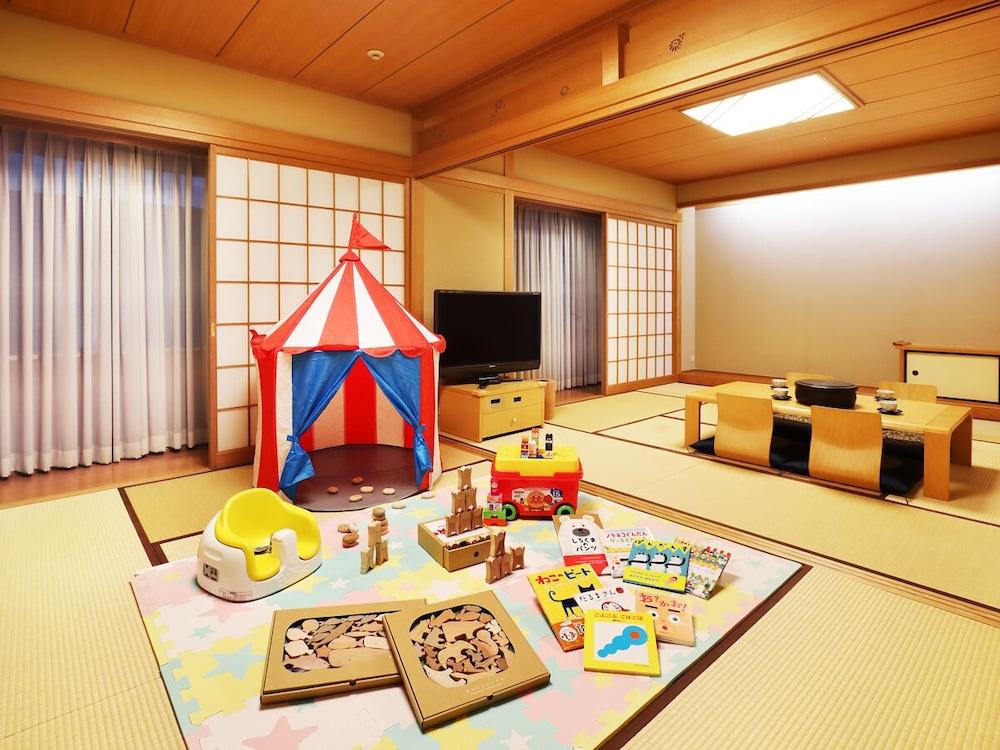 Miyako Hotel Gifu Nagaragawa Buitenkant foto A room at a Japanese hotel
