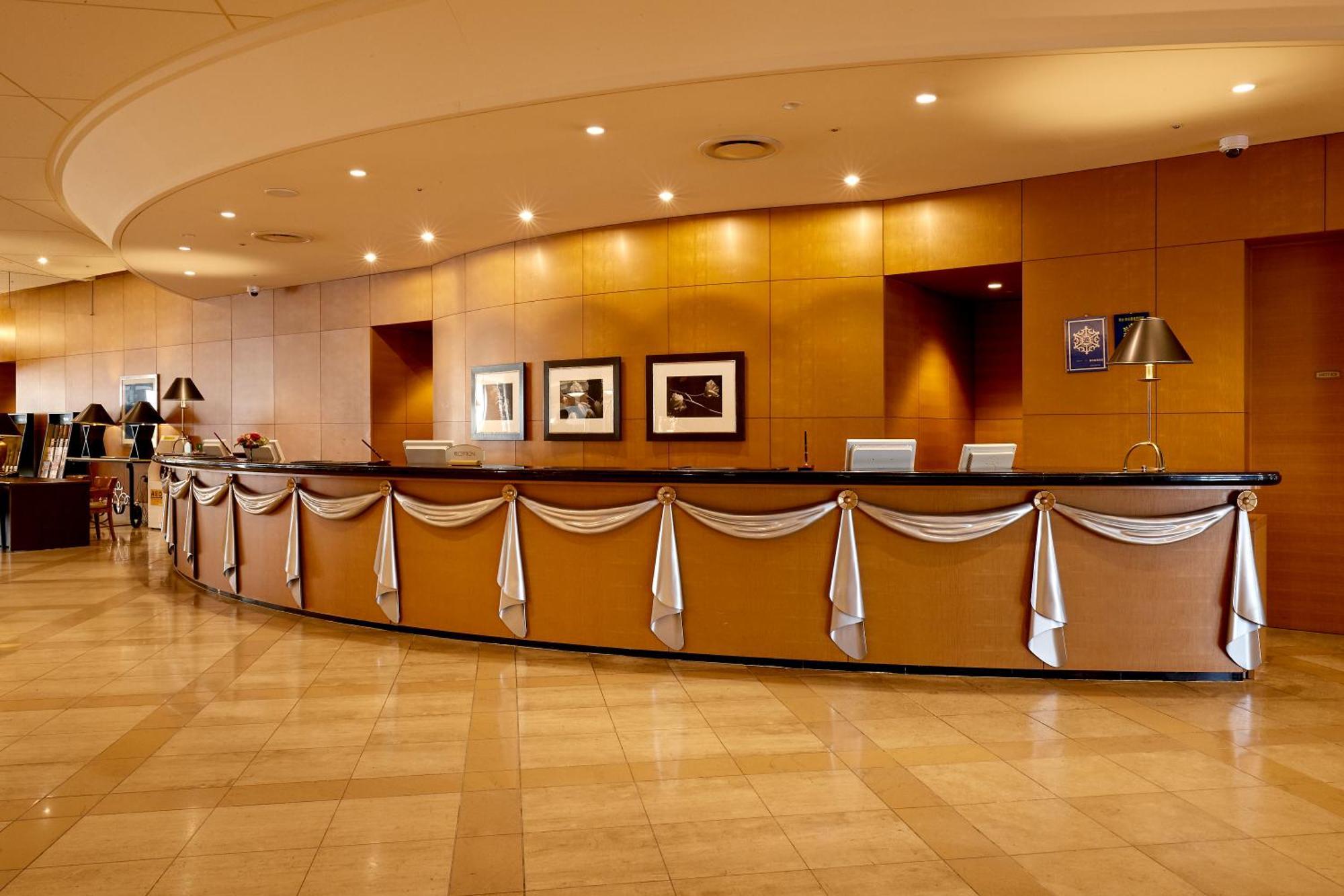Miyako Hotel Gifu Nagaragawa Buitenkant foto The reception area of the Qantas International Lounge at Sydney Airport