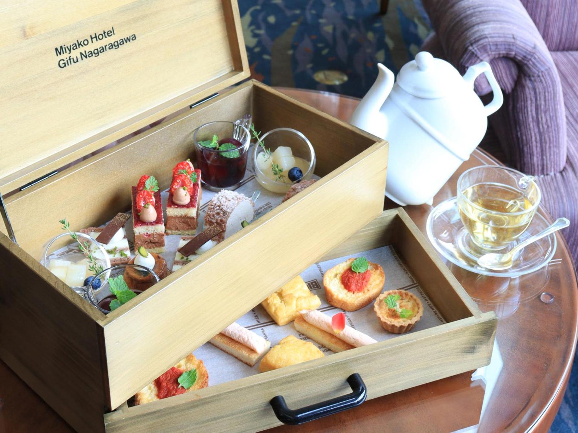 Miyako Hotel Gifu Nagaragawa Buitenkant foto Afternoon tea at the hotel