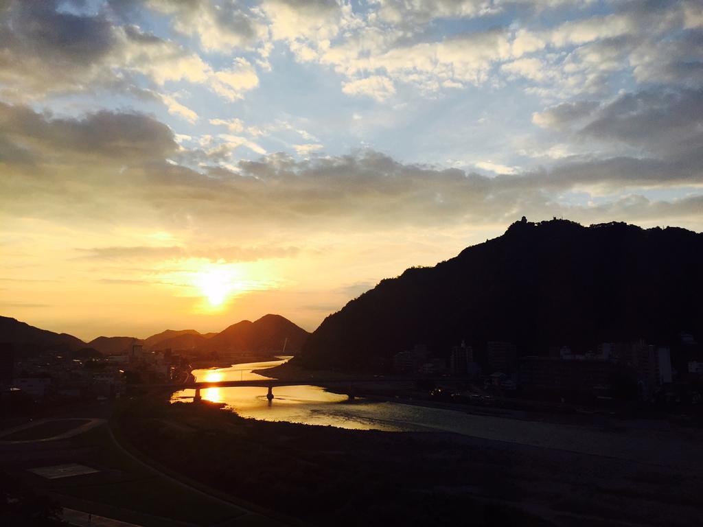 Miyako Hotel Gifu Nagaragawa Buitenkant foto Sunset over the river